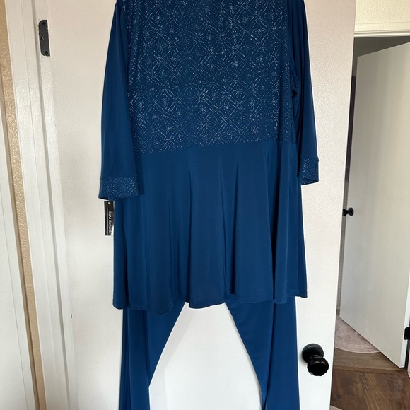 R&M Richard’s 2 piece mother of the bride/groom size 16 in color peacock - Picture 10 of 15